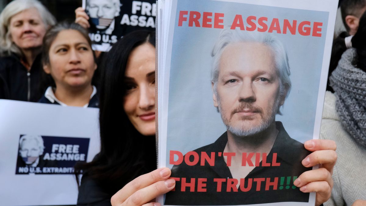 Britská vláda schválila vydání Assange do USA kvůli obvinění ze špionáže